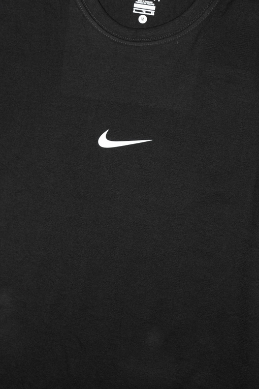 Чёрная футболка Nike Swoosh с логотипом по середине