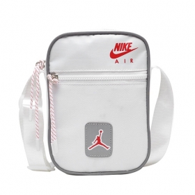 Белая рефлектив сумка с логотипом Nike выполнена из прочного материала