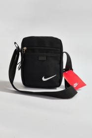 Вместительная Nike чёрная сумка с двумя отделениями на молнии
