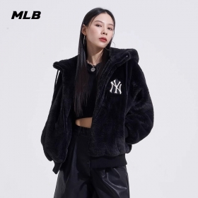 Однотонная черного цвета куртка тедди от бренда MLB