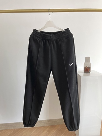 Чёрные спортивки Nike Swoosh классические