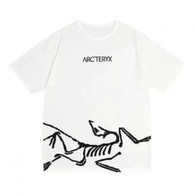 Удлиненная белая футболка с принтом снизу от бренда Arcteryx