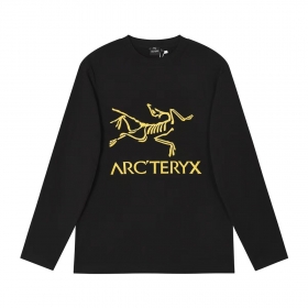 Чёрный лонгслив Arcteryx с жёлтым логотипом на груди
