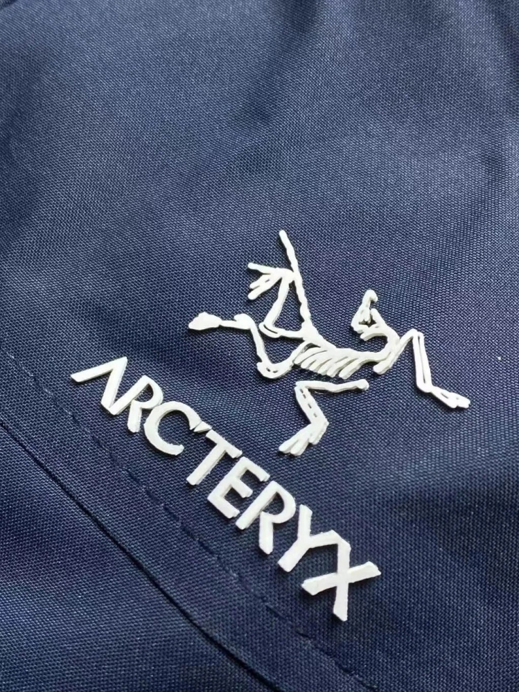 Синяя классическая куртка Arcteryx с фирменным лого на груди