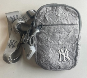 Молодёжная серая сумка с вышитым логотипом NY через плечо
