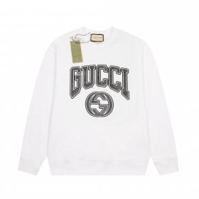 Практичная модель свитшота выполнена в белом цвете Gucci
