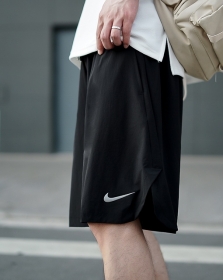 Чёрные спортивные шорты с лого Nike на плотной резинке со шнурком