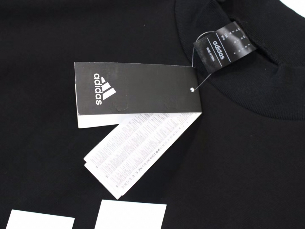 Удобная черная футболка Adidas с фирменным логотипом