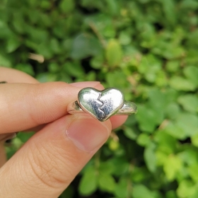Стильное серебряное кольцо - 18 мм выполнено в виде "Разбитого сердца"