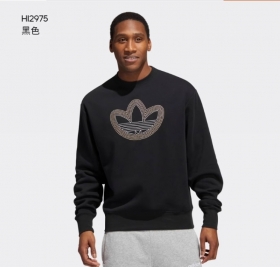 Свитшот от бренда Adidas чёрный выполнен в стиле оверсайз