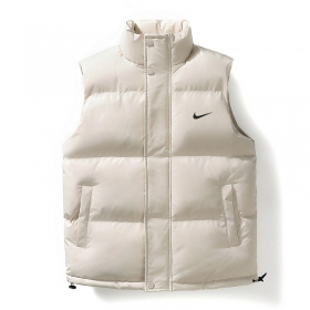 Бежевая жилетка Nike Swoosh дутая с заклепками