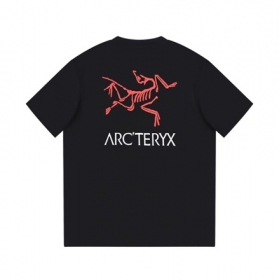 Однотонная чёрная футболка из 100% хлопка с принтом бренда Arcteryx 