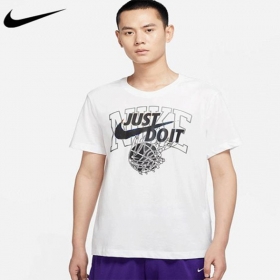 Комфортная футболка из хлопка Nike в белом цвете с принтом