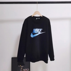 Nike в черном цвете базовый свитшот с округлой горловиной