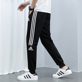 Штаны от бренда в черном цвете с белыми лампасами по бокам Adidas